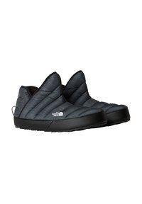 Mörkgrå, vadderade slip-on, isolerade tofflor med svarta sulor och The North Face-logotyp på sidan, vinklade för att visa båda skorna.