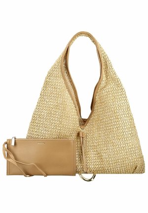 Beżowa pleciona torba na ramię z ozdobą ze skóry oraz pasująca brązowa skórzana kopertówka na zamek błyskawiczny z paskiem na nadgarstek umieszczona z przodu.