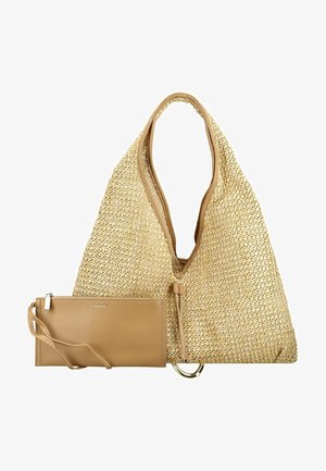 Beżowa pleciona torba na ramię z ozdobą ze skóry oraz pasująca brązowa skórzana kopertówka na zamek błyskawiczny z paskiem na nadgarstek umieszczona z przodu.