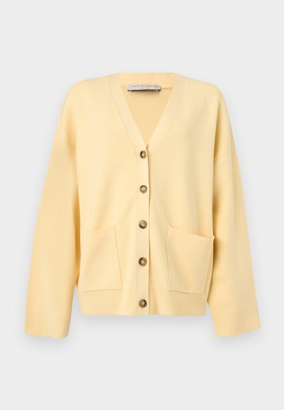 Ανοιχτό κίτρινο ζακέτα με V λαιμόκοψη, μακριά μανίκια, πέντε κουμπιά μπροστά και δύο τσέπες στο μπροστινό τελείωμα.