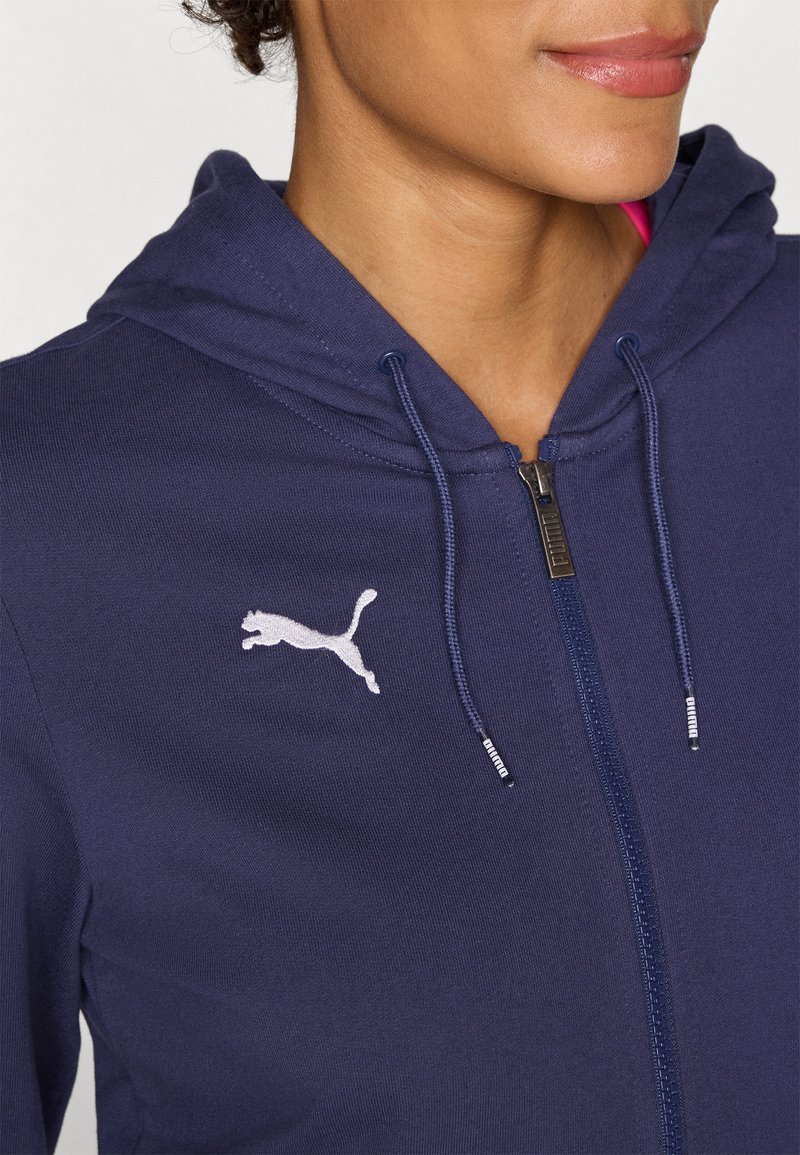 Felpa con zip blu navy in misto cotone con cappuccio regolabile, caratterizzata da un logo Puma bianco sul petto e dettagli in zip argentati.