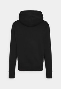 Czarna bluza z kapturem widoczna od tyłu, z długimi rękawami i dopasowanym paskiem w talii, na jednolitym białym tle.