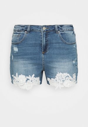 Szorty dżinsowe w średnim odcieniu niebieskiego z lekkimi przetarciami, z białym koronkowym wykończeniem u dołu i klasycznym pięciopocketowym wzorem.