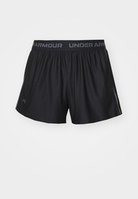 Svarte treningsshorts laget av lett materiale. Har en elastisk midjebånd med "UNDER ARMOUR"-tekst og sidestykker i grå.