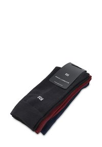 Trzy pary skarpet w kolorach czarnym, ciemnoczerwonym i granatowym. Wykonane z teksturowanej tkaniny, para czarna ozdobiona logo, z oznakowaniem na wyświetlaczu.