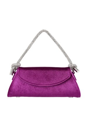 Fialová sametová kabelka s zakřiveným klopovým uzávěrem a třpytivým stříbrným popruhem se zauzlenou rukojetí, zobrazena na bílém pozadí.