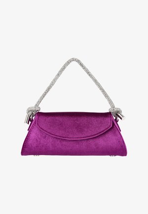 Lila bársony kézitáska ívelt fedéllel és csillogó, csomózott ezüst pántfogantyúval, fehér háttér előtt bemutatva.