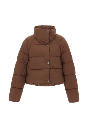Chaqueta puffer corta marrón con cuello alto, con costuras horizontales, botones plateados y dobladillo elástico en la parte inferior.