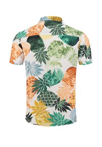 Kurzärmeliges Hemd mit einem lebendigen, mehrfarbigen Ananas- und Blättermuster auf weißem Hintergrund; klassischer Kragen, leichte Stoffqualität.