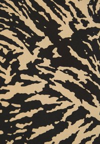 Motif de rayures rayé tigre noir et fauve sur un tissu lisse, présentant des lignes ondulées audacieuses avec une texture et une brillance contrastantes.