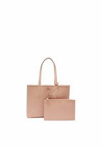 Borsa tote in pelle rosa chiaro con due manici, accompagnata da una clutch più piccola coordinata. Entrambi i pezzi presentano una finitura testurizzata e dettagli del logo.