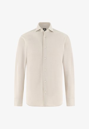 Chemise beige à manches longues avec col pointu et boutons sur le devant, présentée sur un fond blanc.