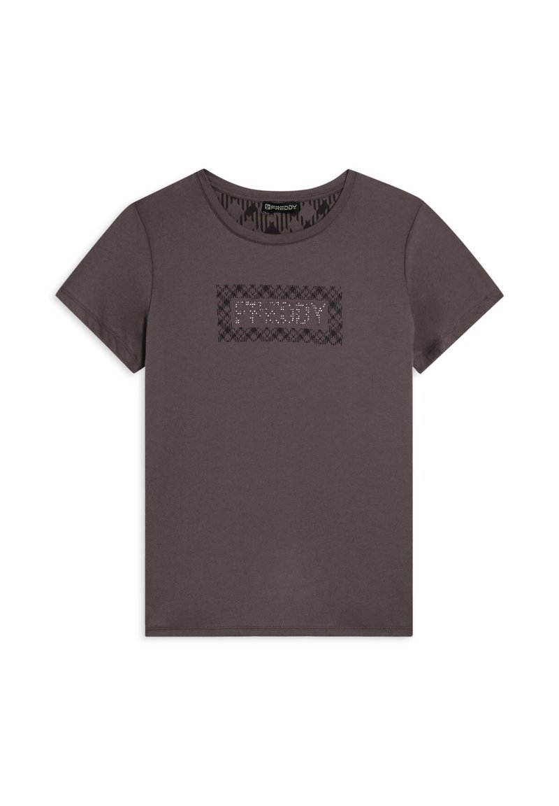 Camiseta gris de manga corta con cuello redondo, que presenta un logotipo rectangular texturizado en blanco y negro en el pecho. Tejido de algodón suave.