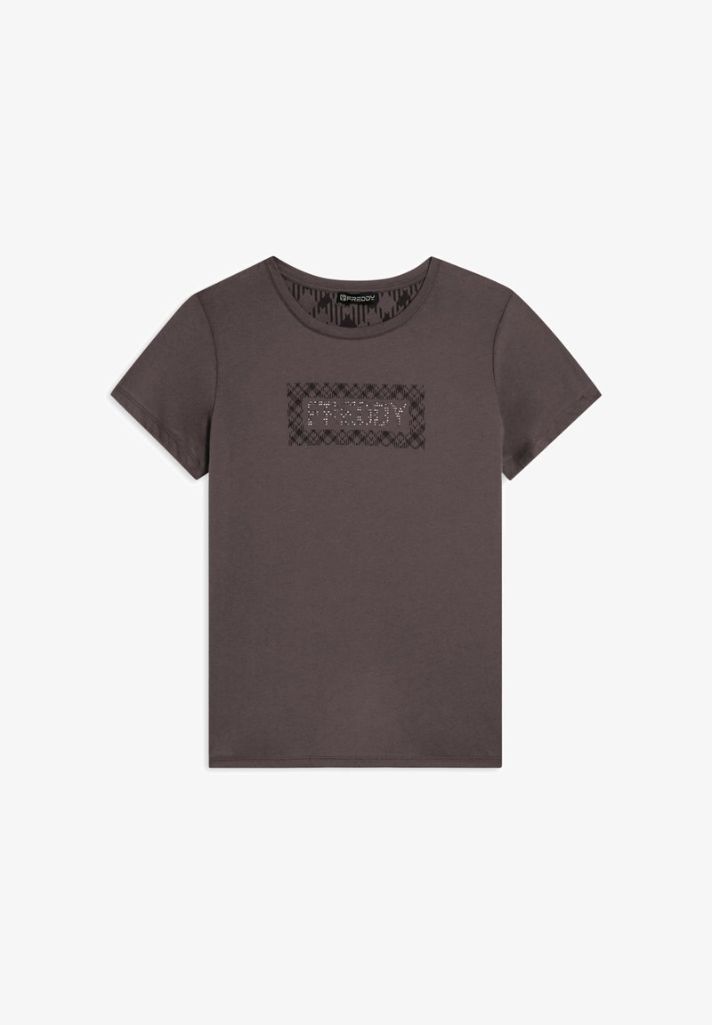 Camiseta gris de manga corta con cuello redondo, que presenta un logotipo rectangular texturizado en blanco y negro en el pecho. Tejido de algodón suave.