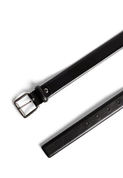 Ceinture en cuir noir avec une boucle en argent, présentant plusieurs trous le long de la sangle, posée à plat sur un fond blanc.