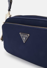 Guess GEMMA CROSSBODY CAMERA - Torba preko tijela - navy