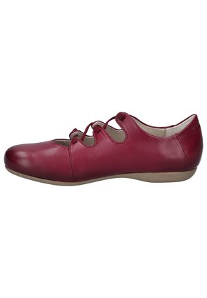 Chaussure plate en cuir rouge avec côtés découpés et brides élastiques croisées, semelle beige, bout arrondi et talon bas.