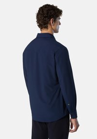 Marineblaues Langarmshirt mit einem Button-Down-Kragen, glattem Stoff und Manschettenakzenten mit einem dezenten Streifenmuster an den Ärmeln.