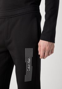 Calvin Klein HORIZONTAL LOGO SWEATPANTS - Παντελόνι φόρμας - black
