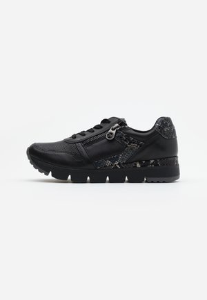 Czarny skórzany sneaker z zamkiem błyskawicznym i sznurowadłami, teksturowane akcenty w wzór węża na pięcie i boku oraz gruba, rowkowana podeszwa.