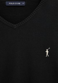 Schwarzer V-Ausschnitt-Pullover mit Polo Club-Label und kleinem, weiß gesticktem Polo-Spieler-Logo auf der Brust.