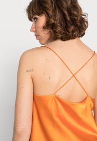 Monki Top - orange