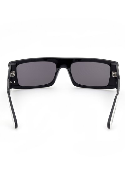 Occhiali da sole con una robusta montatura in plastica nera, lenti grigie sfumate e dettagli in argento sulle cerniere. Design rettangolare elegante.