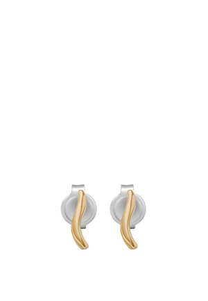 Coppia di orecchini a perno minimalisti in oro con barra curva e retro circolare in argento su sfondo bianco.