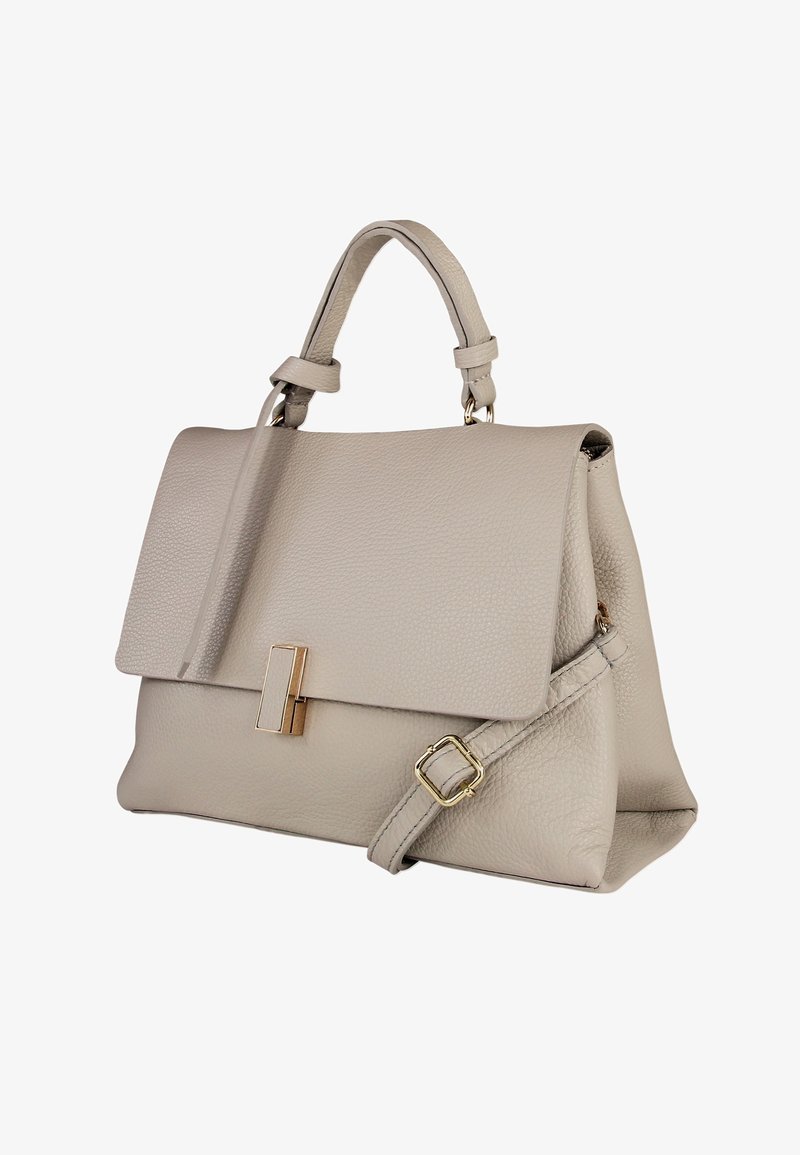 Graue, strukturierte Lederhandtasche mit einer festen Form, Klappenverschluss und Hardware in goldfarbener Ausführung. Verfügt über einen abnehmbaren Schultergurt.