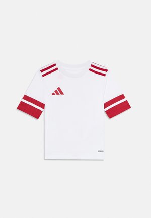 Hvit kortermet sportsskjorte med røde striper på skuldre og ermer, Adidas-logo på brystet, og teksten "AEROREADY" nær kanten.