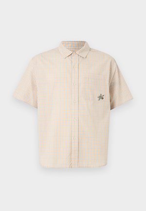 Kortærmet skjorte med knapper, i mønster med blege gule og blå tern, spids krave og brystlomme med stjerne-patch.