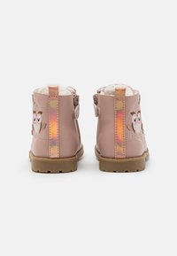 Stivali alla caviglia in finta pelle rosa con ricamo di gufo, foderati in morbido tessuto e con un accento iridescente sul retro. Suola in gomma per una buona aderenza.