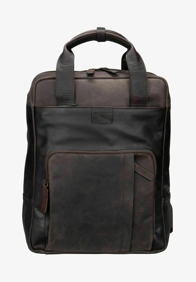 Sac à dos en cuir marron avec poignées doubles, fermeture éclaire et poche avant. Présente des surfaces lisses et texturées avec des teintes contrastées.