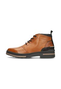 Botines de cuero marrón con acentos en textil negro, suela texturizada, punta redonda y cordones negros. Cuenta con una lengüeta en la parte trasera.