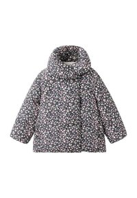 Geacă matlasată neagră cu un model floral ce include flori roz și albe, guler înalt și mâneci largi pentru confort.
