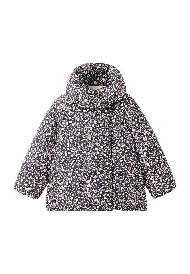 Geacă matlasată neagră cu un model floral ce include flori roz și albe, guler înalt și mâneci largi pentru confort.