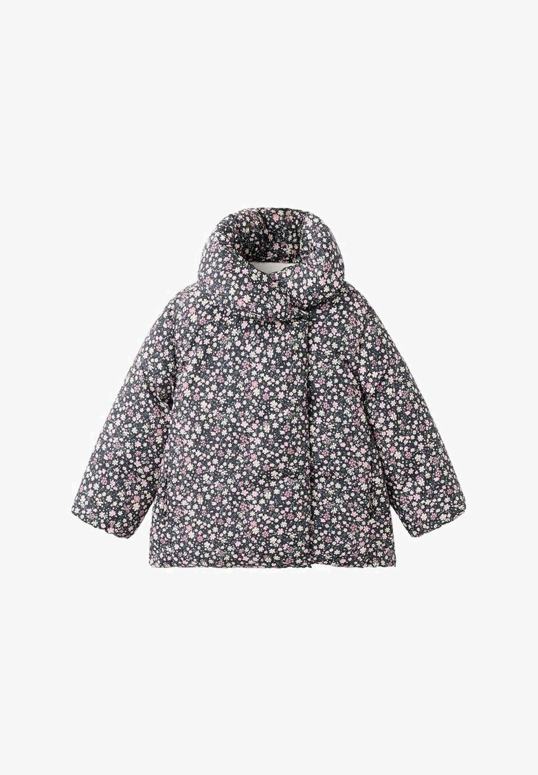 Oblečen z oblatenim zgornjim delom v črni barvi z rožnatim vzorcem, ki vključuje rože v rožnati in beli barvi, visok ovratnik ter široke rokave za udobje.