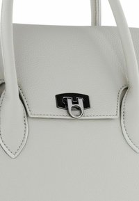 Sac à main en cuir gris clair avec une forme structurée, doté d'un fermoir métallique noir, de doubles poignées et de détails cousus sur les bords.