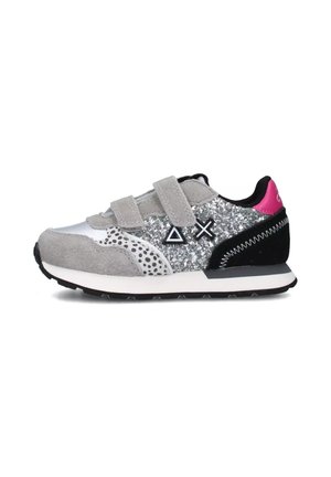 Sneakers grigi con accenti argentati, cinturini in velcro, dettagli glitterati e un tallone nero. Presentano un design testurizzato e una suola a contrasto.