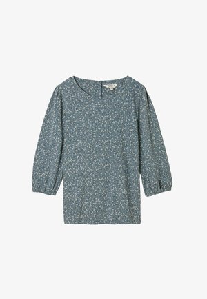 Bluză albastră cu mâneci lungi și flori, cu decolteu rotund și mâneci adunate. Materialul prezintă flori mici albe și roz pe un fundal texturat.