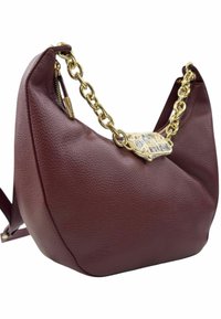 Borsa a mano in pelle bordeaux con finitura testurizzata, dotata di manico a catena dorata e un accento decorativo dorato con un elemento di design trasparente.