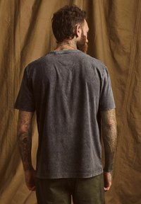Next LICENCE  - Majica kratkih rukava s printom - grey acid wash led zeppelin
