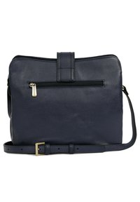 Borsa a tracolla in pelle blu navy con tasca posteriore con zip, frontale piatto e tracolla regolabile. Presenta una texture liscia e hardware minimale.