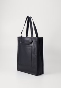 Sac en cuir noir avec une forme structurée, doté de deux anses latérales et d'une poche avant. Texture lisse et design minimaliste.