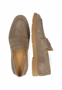 Bruine suède loafers met een brede band over de wreef, gestikte details en een tan rubberen zool; zachte textuur en afgerond te ontwerp.