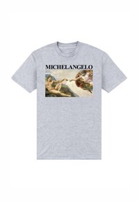Šedé tričko s freskou Michelangela "Stvoření Adama", na které jsou zobrazeni Bůh a Adam, kteří si podávají ruce, a nad nimi je text "MICHELANGELO".