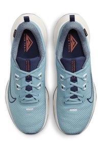 Baskets de sport bleu clair avec une tige en maille texturée, des accents navy, des lacets plats et une semelle intermédiaire blanche. Logo notable sur la languette.