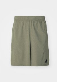 Oliven grønne træningsshorts lavet af tekstureret stof, med en elastisk talje og et sort logo i nedre venstre hjørne.
