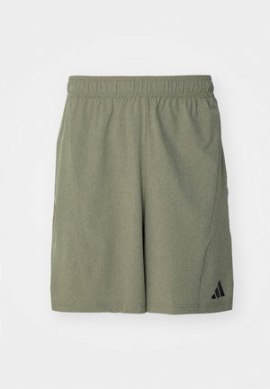 Olivenfargede treningsshorts laget av teksturert stoff, med elastisk midjebånd og en svart logo på nederste venstre side.