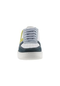 Sneaker blanc avec des accents bleus et verts. Caractéristiques d'une tige en suède et cuir, semelle en caoutchouc texturé et bout perforé pour la respirabilité.